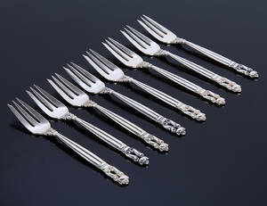 Georg Jensen. Konge  Acorn otte kagegafler af sterlingsølv 8  Denne vare er sat til omsalg under nyt varenummer 4181799