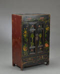 Kinesisk skabsmøbel af lakeret elmetræ, 1900-tallet