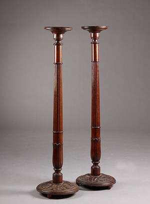 Et par piedestaler af mahognipoleret bøg. 2