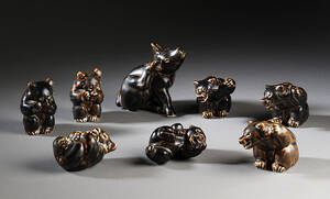 Knud Kyhn for Royal Copenhagen. En samling stentøjsfigurer i form af gris og bjørne 8