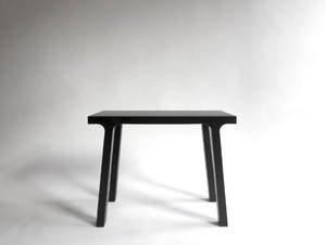 Henrik Bønnelycke. Skammel af sortlakeret træ