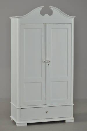 Dobbeltlåget klædeskab af bemalet fyr, 1800-tallet