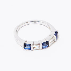 Ring 18 k vitguld safirer diamanter