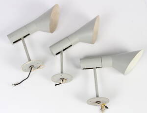 Arne Jacobsen. Tre væglamper, model AJ-væg 3 Denne vare er sat til omsalg under nyt varenummer 4568644