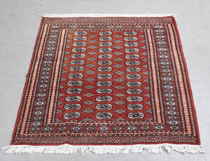 Orientalsk håndknyttet tæppe. 187 x 128 cm