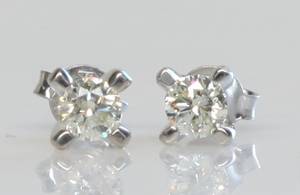 Par brillantørestikker, ca. 0.57 ct. 2