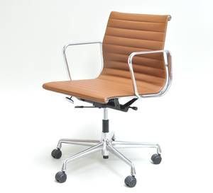 Charles Eames 1907 - 1978. Kontorstol, model EA-117, cognacfarvet læder