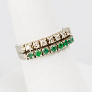 Ring 18 k vitguld med smaragder samt diamanter