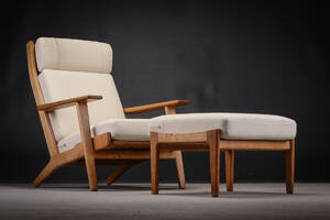 Hans J. Wegner. Lænestol model 290A med skammel 2 