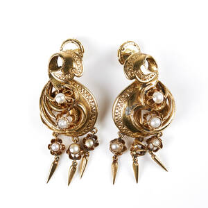 Örhängen 1 par 18 k guld med pärlor