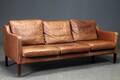 Dansk møbelproducent. Tre-pers.sofa brunt læder