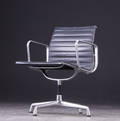 Charles Eames 1907-1978. Armstol EA-108, sort læder
