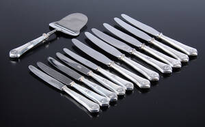 Horsens Sølvvarefabrik. Rosen frokost- og middagsknive samt ostehøvl med skafter af sølv 12