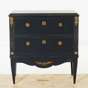 Byrå i gustaviansk stil