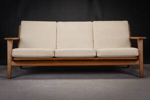 Hans J. Wegner. Tre-pers. sofa model GE-2903, egetræ