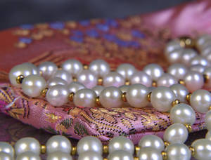 Süßwasserzuchtperlcollier mit Gold-Kugeln