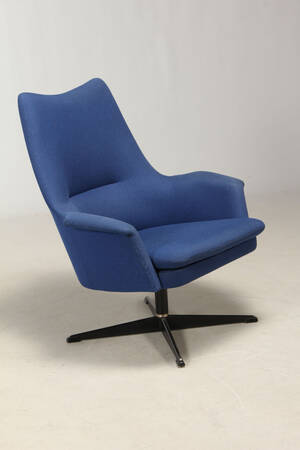 Dansk møbelproducent. Lænestol på firepasfod.