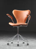 Arne Jacobsen. Kontorstol med armlæn model 3217, cognacfarvet læder 