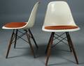 Charles Eames Par råhvide DSW skalstole i glasfiber m. sæder i rustrødt stof 2