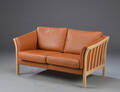 Dansk møbelproducent. To-personers sofa af bøg, bruntlæder Denne vare er sat til omsalg under nyt varenummer 4571130