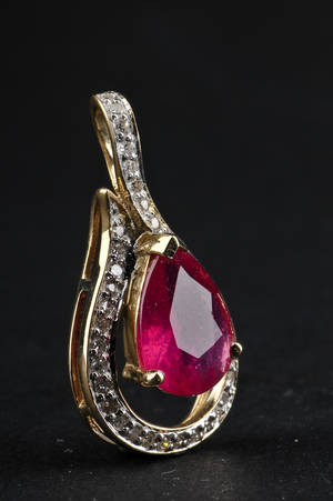 Rubin- og diamantvedhæng