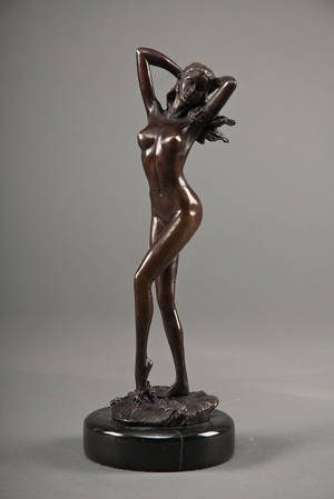 Bronzefigur af ung kvinde