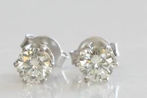 Par brillantørestikker, ca. 0.67 ct. 2