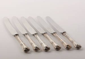 Gammel Herregård. 6 frokostknive med skafter af sølv. 6