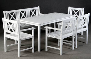 Havemøbler. Havebord, bænk samt fire stole, mahogni