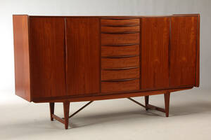 Dansk møbelproducent. Høj skænk af teak, 1950erne