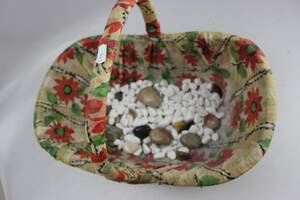 Korg med prydnadsstenar