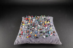 Samling nipsenåle på nålepude 