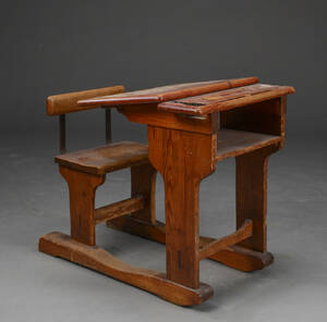 Skolepult af fyrretræ