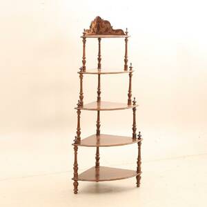 ATTENIENHYLLA. fem hyllplan, skulpterat krön.