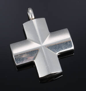 Georg Jensen. Moderne vedhæng af sterlingsølv i form af kors Denne vare er sat til omsalg under nyt varenummer 4806650