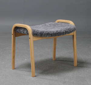 Yngve Ekström, fotpall Lamino, grått fårskinn