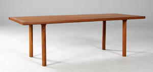 Hans J. Wegner 1914-2007. Sofabord i teak og eg