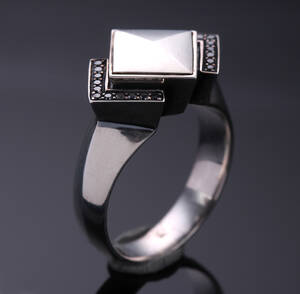 Regitze Overgaard for Georg Jensen. Nocturne ring af sterlingsølv med sorte diamanter  Denne vare er sat til omsalg under nyt varenummer 4365406