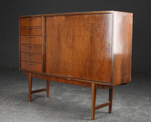 Høj skænk af nøddetræ, 1940-1950, dansk møbelproducent