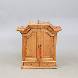 VÄGGSKÅP MED LÅDOR 171800-tal.