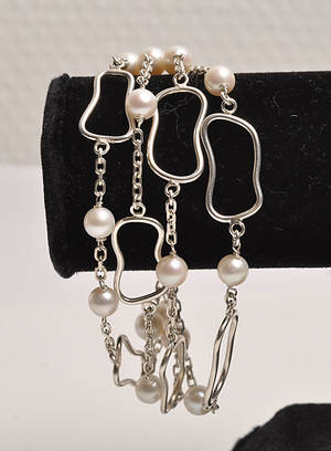 Charlotte Borgen, armlænke med hvide ferskvands kulturperler