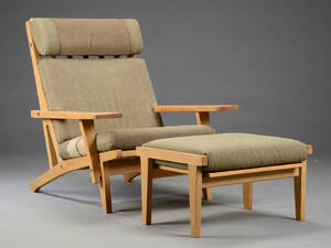 Hans J. Wegner. Lænestol med skammel, model. GE-375 2