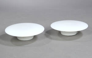 Arne Jacobsen. Et par AJ Eklipta loftvæglamper af hvidt opal glas 2