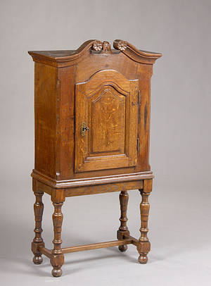 Barok tobaksskab af egetræ, 1700tallet