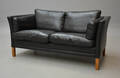 Mogens Hansen. To- pers. sofa i sort læder 