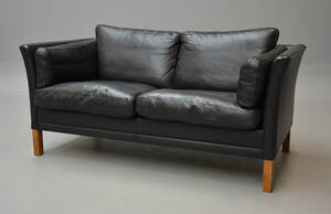 Mogens Hansen. To- pers. sofa i sort læder 