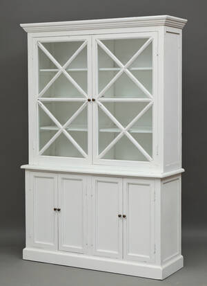 Vitrine i hvidmalet træ