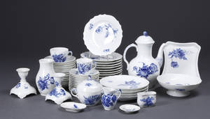 Blå Blomst, svejfet og flettet service, pordelæn. Kgl.P. Variable sort. 81