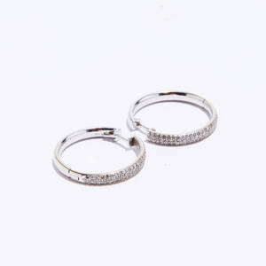 Örhängen 1 par 18 k vitguld diamanter