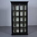 Vitrine skab af sort bemalet træ